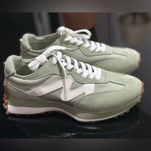 Brand new STEVE MADDEN | Light green. 9 M